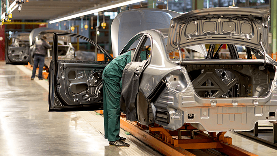 欧洲汽车制造商因供应困境下调预期